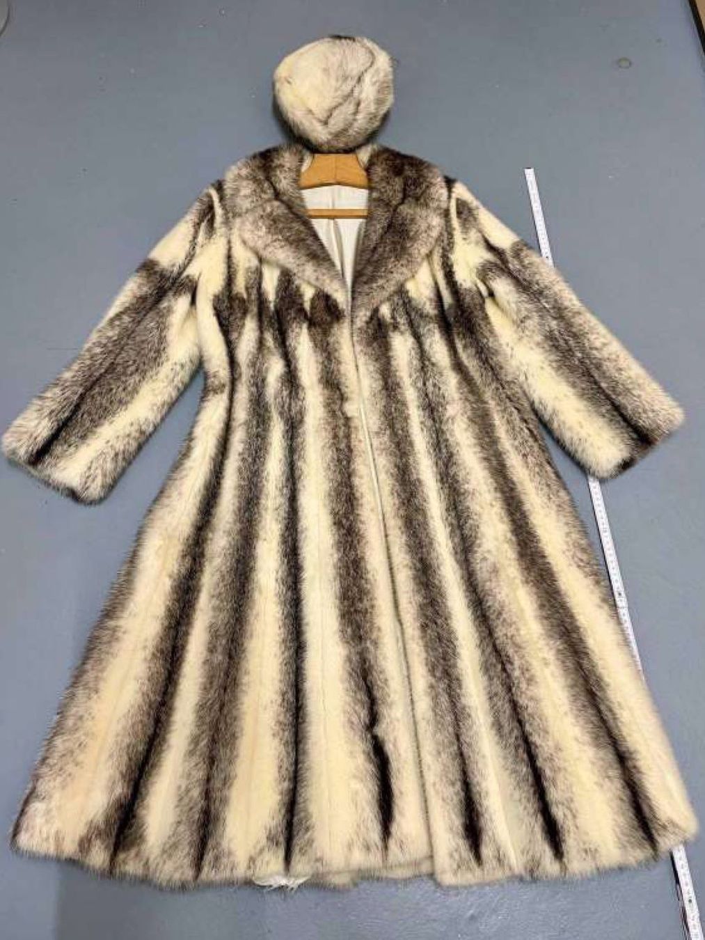 Nerz Mäntel: Nerzmantel mit Nerzkappe, Eleganz pur – Gebraucht aus Grellingen von bezi2000