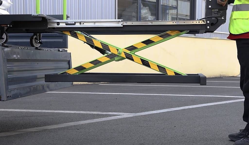 Carrelli elevatori e a forche: Scherenhubwagen mit Akku Transporter einfach Laden – Nuovo e nell'imballaggio originale da Necker venduto da liq24 5