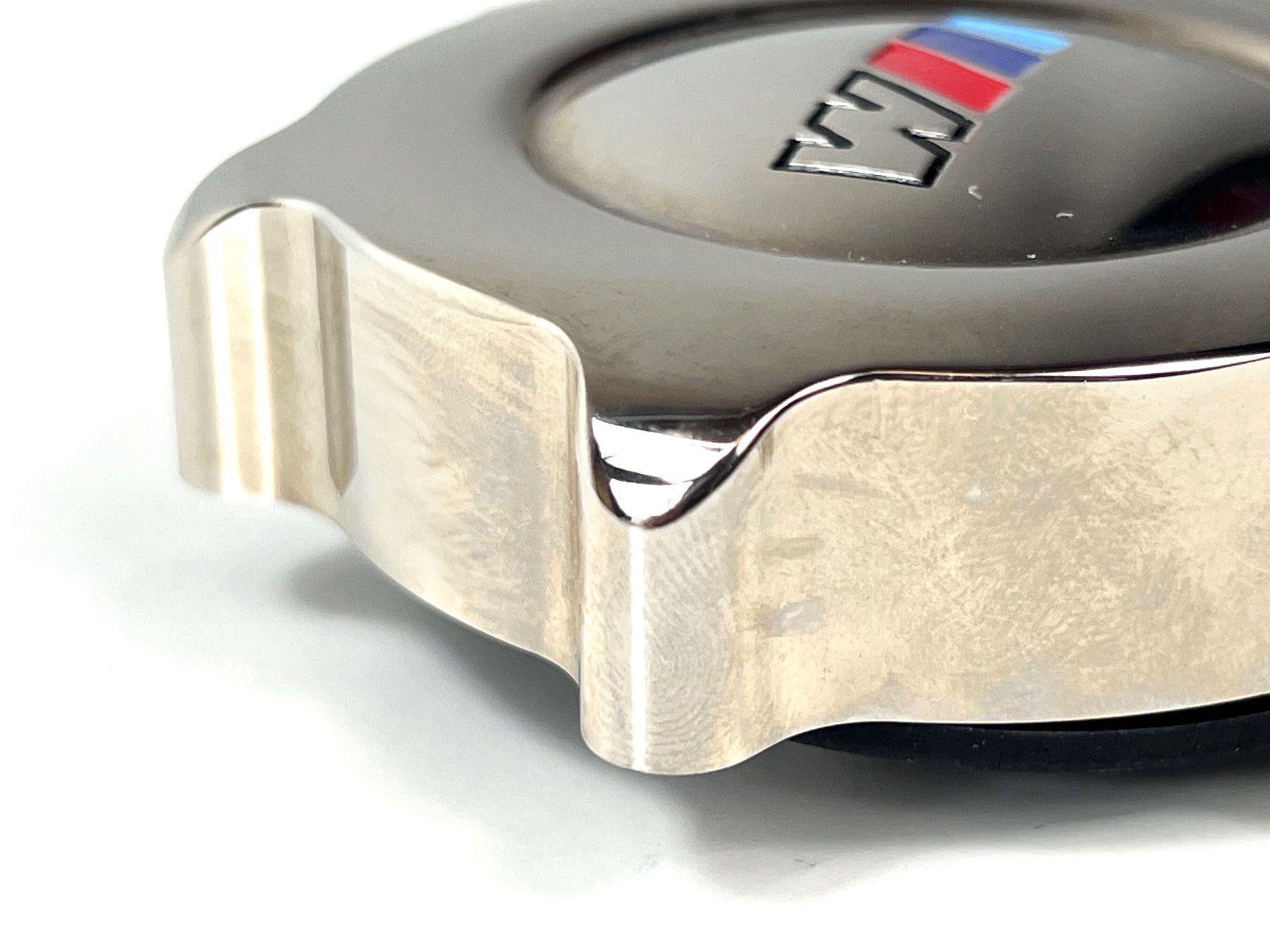 BMW Tutti pezzi di ricambio auto: BMW M Design Öldeckel Metall Chrom – Usato da Zürich venduto da Arche_Brockenhaus 7