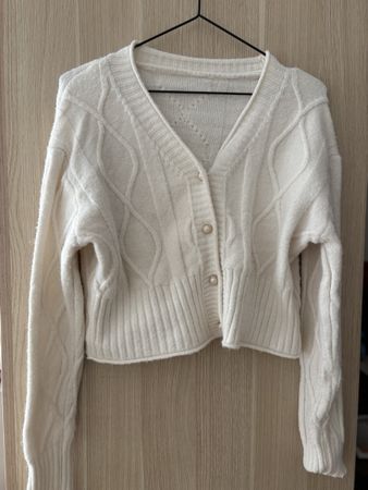 Weisse Strickjacke mit Zopfmuster und Perlenknöpfen, Gr. S