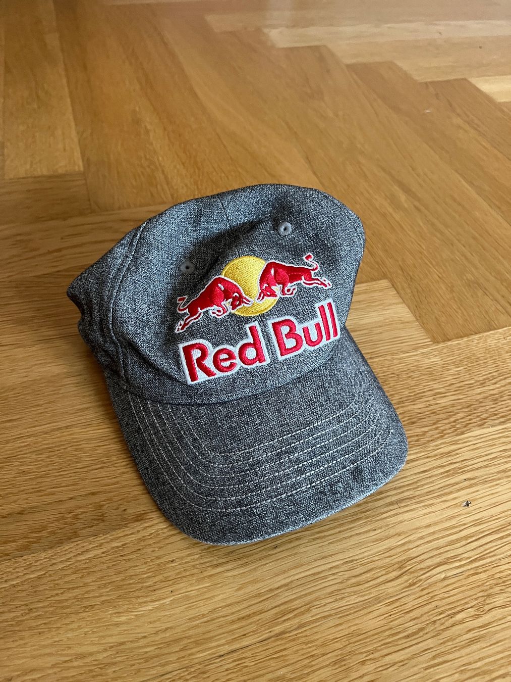 Red Bull Copricapi, berretti & cappellini: Red Bull Cap grau mit gestickten Logos – Usato da Zumikon venduto da bretxo