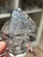 Quarzkristall mit schwarzen Sand-Einschlüssen aus USA
