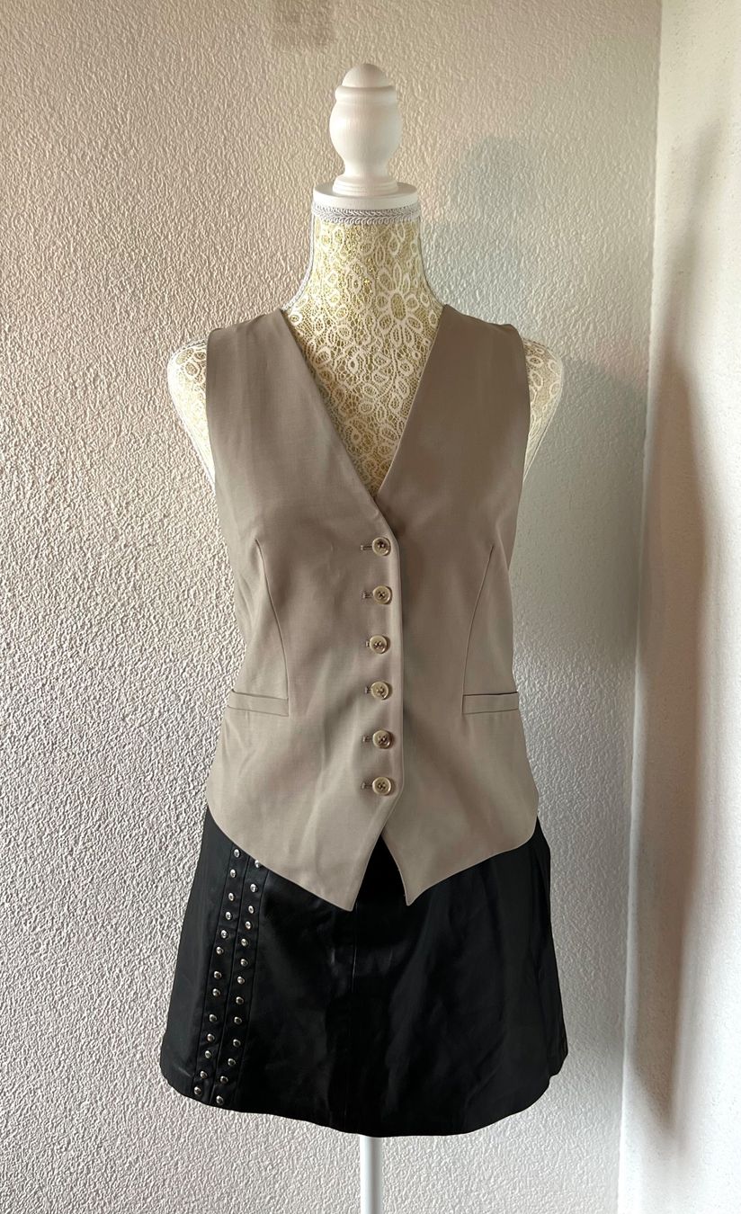 Zara Gilet & Giacche senza maniche: Zara Tan vest with adjustable belt – Nuovo (secondo la descrizione) da Otelfingen venduto da houseofstae