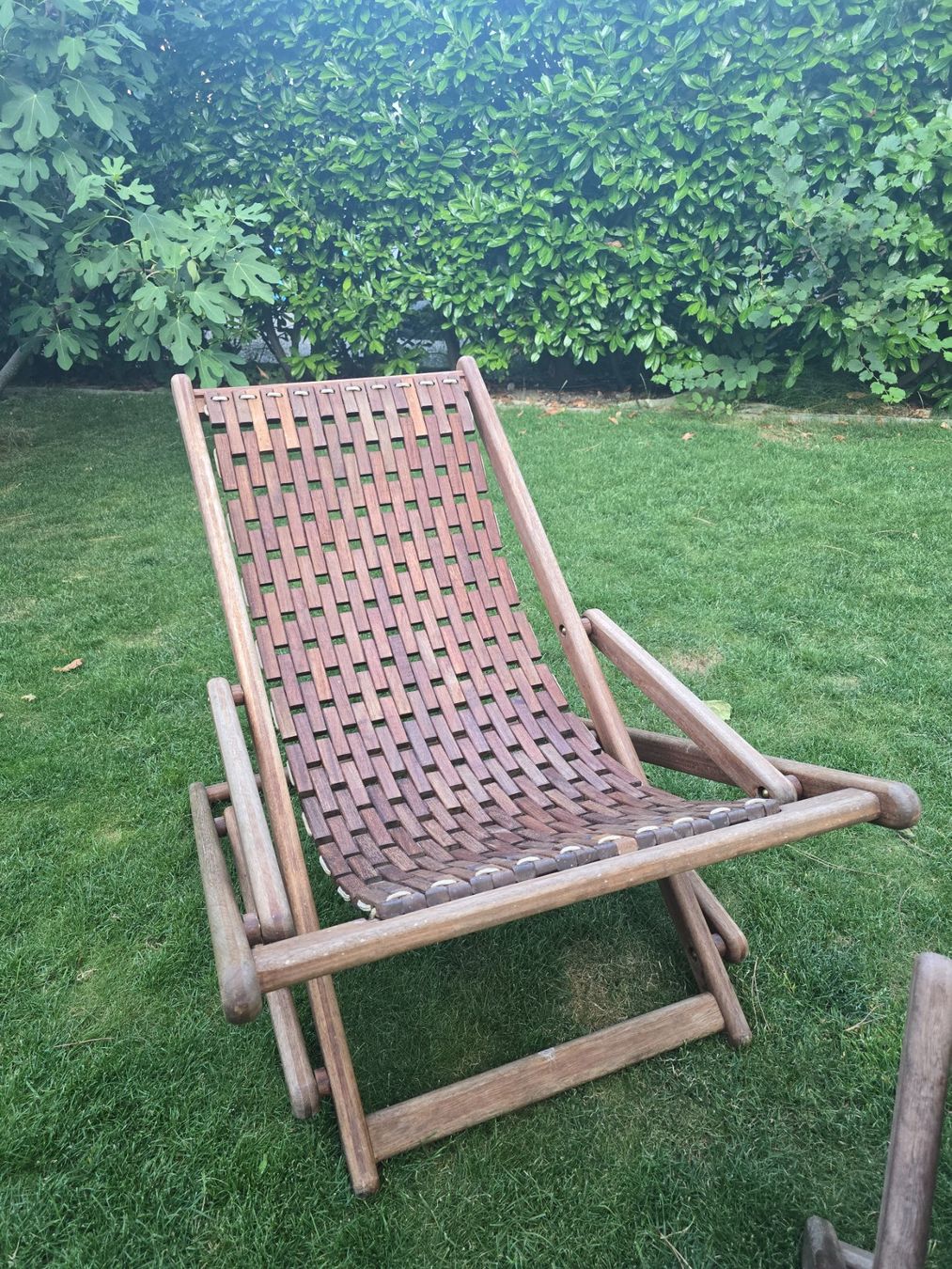 Chaises longues: Holzliegestuhl mit passendem Klapphocker – D'occasion à Meilen par Error33 1