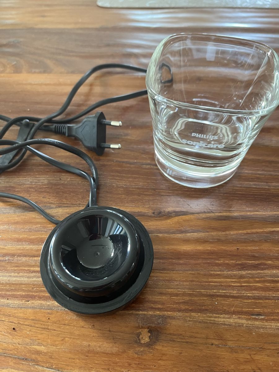 Philips Caricabatterie: Philips Sonicare Ladestation Glasbecher mit Ladekabel – Nuovo (secondo la descrizione) da Gurbrü venduto da Simiramis 1