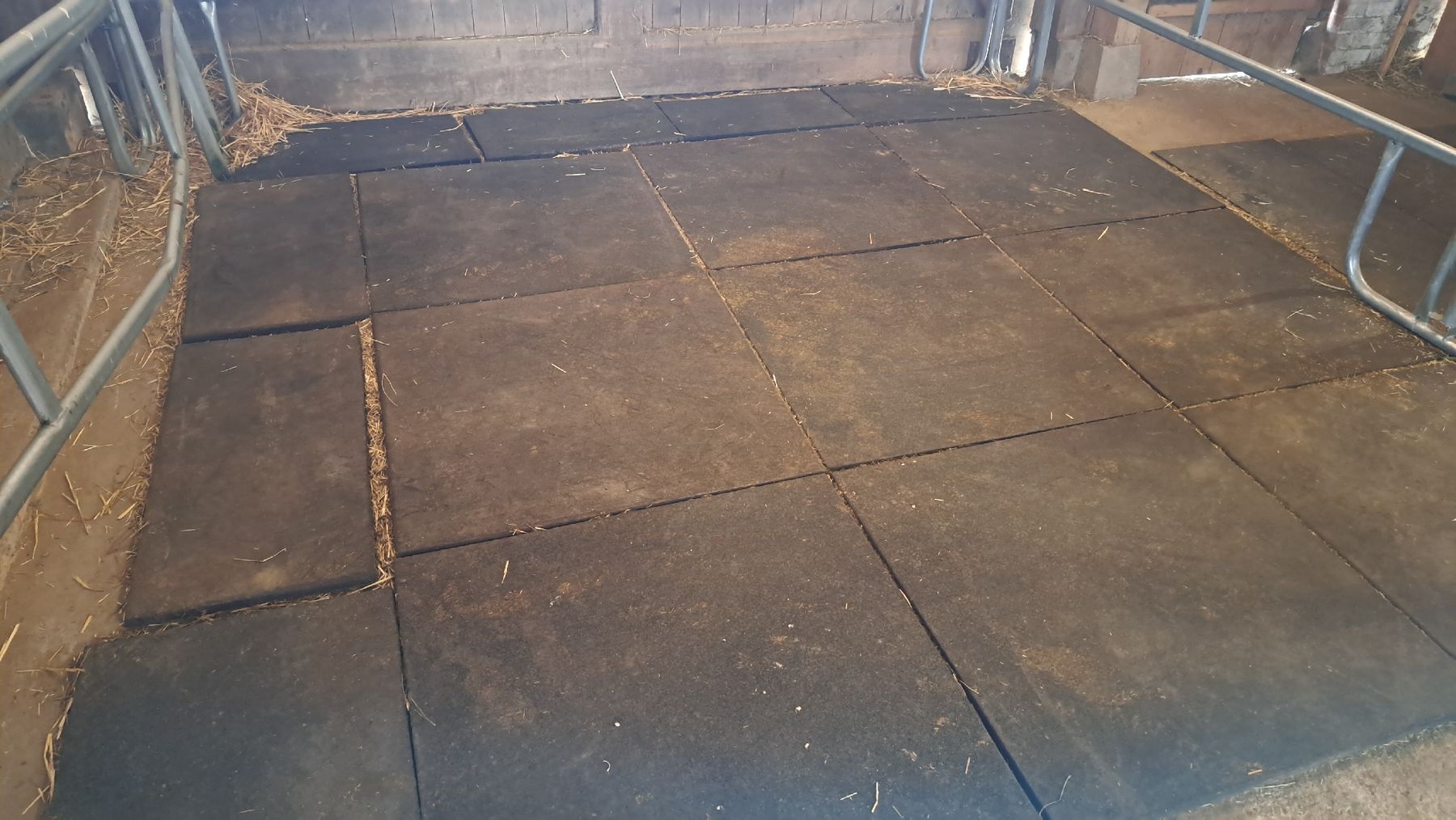 Rivestimenti per pavimenti: Gummimatten, Stallmatten, Werkstattmatten – Usato da Schneisingen venduto da Ariell1
