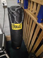 Everlast Boxsack, 110 cm, ca. 40 kg, inkl. 2x Boxhandschuhe.