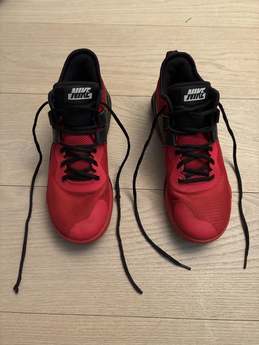 Herrenschuhe: Baskets Nike rouges et noires, taille 41 – Gebraucht aus Vessy von lio_v8zn