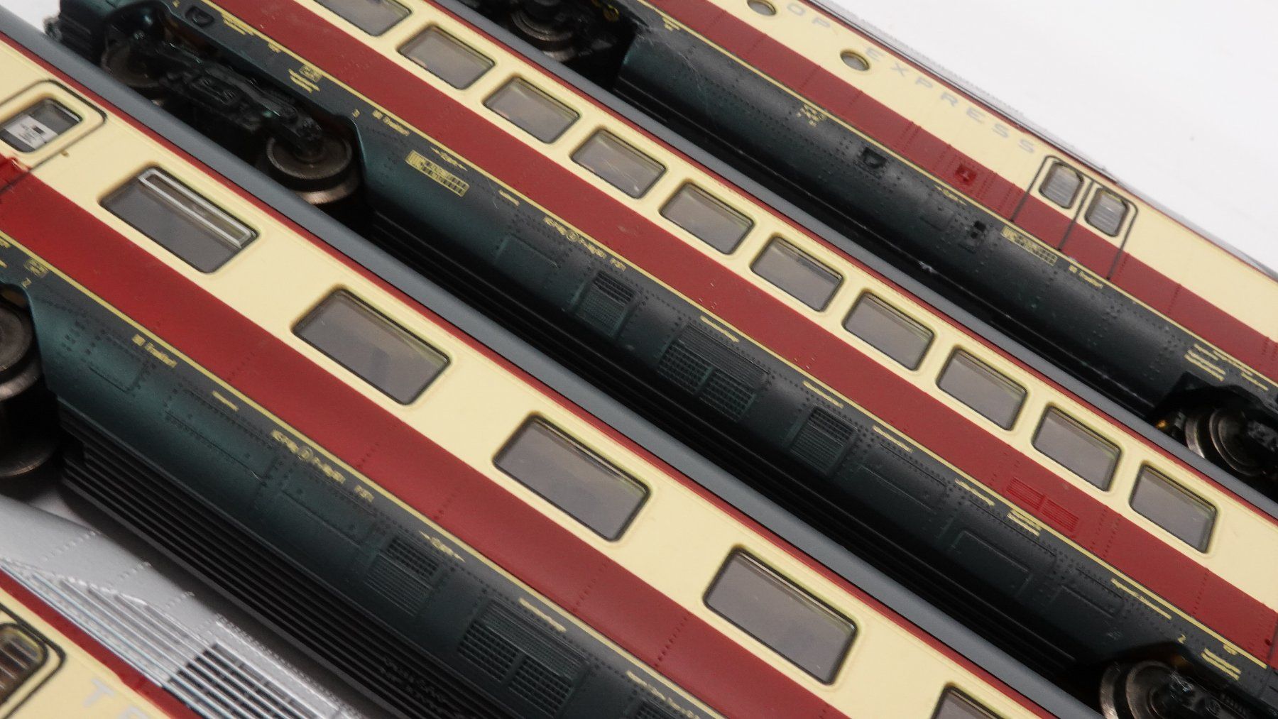 Roco Modellini di ferrovie: c5 Roco DB Triebzug 4-teilig VT 11.5 / Bastelware – Difettoso da Uetendorf venduto da tigermuegi