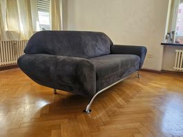 Design Sofa – Dunkelgrau mit Chromfüssen