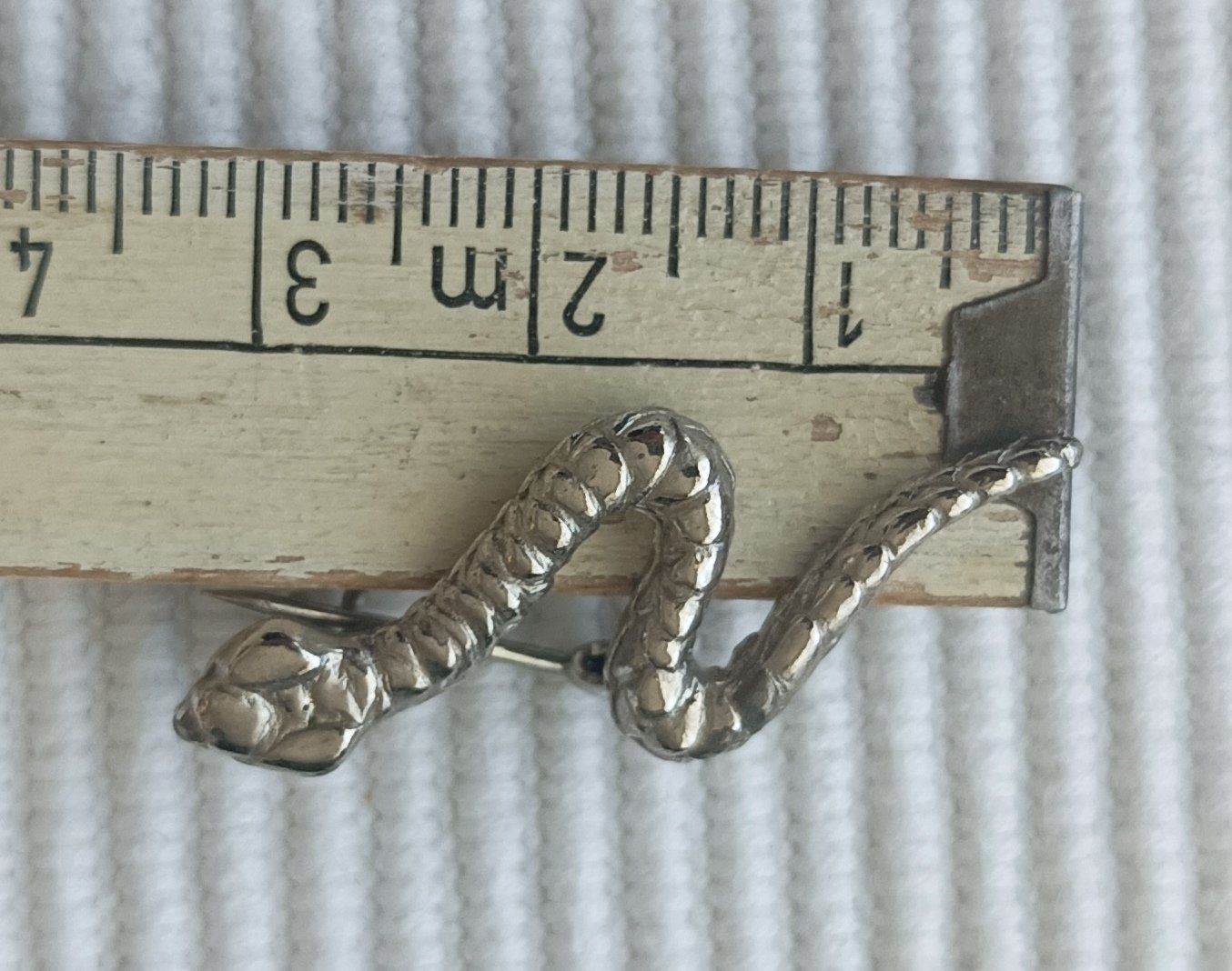 Spille & Fermagli: Vintage Schlangenbrosche, Silberlook, ca. 3cm lang, Top! – Usato da Buchs/SG venduto da ori_k6tq