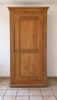 Alter eintüriger Holzschrank mit Karofutter