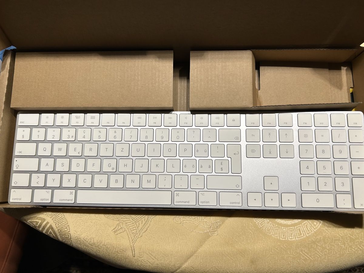 Apple Tastiere: Apple Magic Keyboard mit Ziffernblock - Top Zustand! – Nuovo (secondo la descrizione) da Bassersdorf venduto da Bibo83