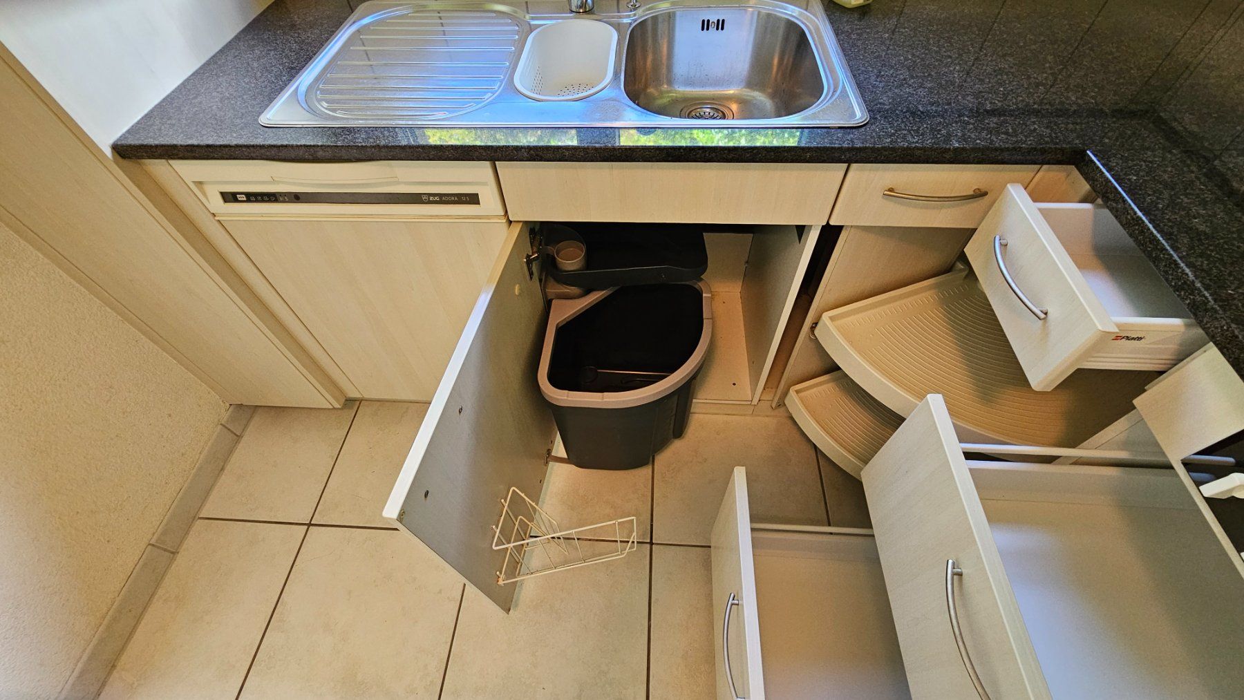 V-Zug Cucine complete: Einbauküche mit V-Zug Geräten – Usato da Oberengstringen venduto da peh_y7rj 5