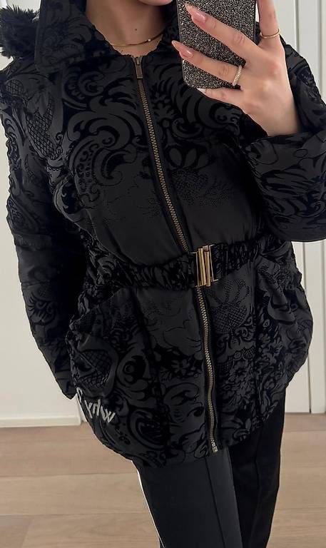 Cappotti: Parka nero con cappuccio marca Desigual – Usato da Muralto venduto da Mandy2009