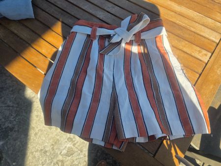 Sézane High Shorts gestreift, Gr. 34, Sommer-Look mit Gürtel