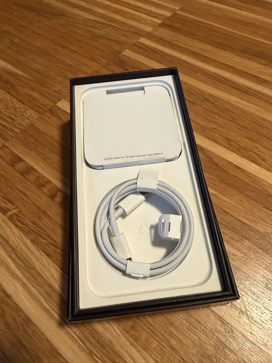 Apple Portables: iPhone 12 Pro mit AirPods  – D'occasion à Schlieren par Kevek.fashion 2