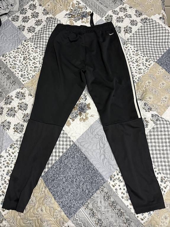 Adidas Hosen: Jogging Adidas M – Gebraucht aus Nyon von lio_5n8l 1