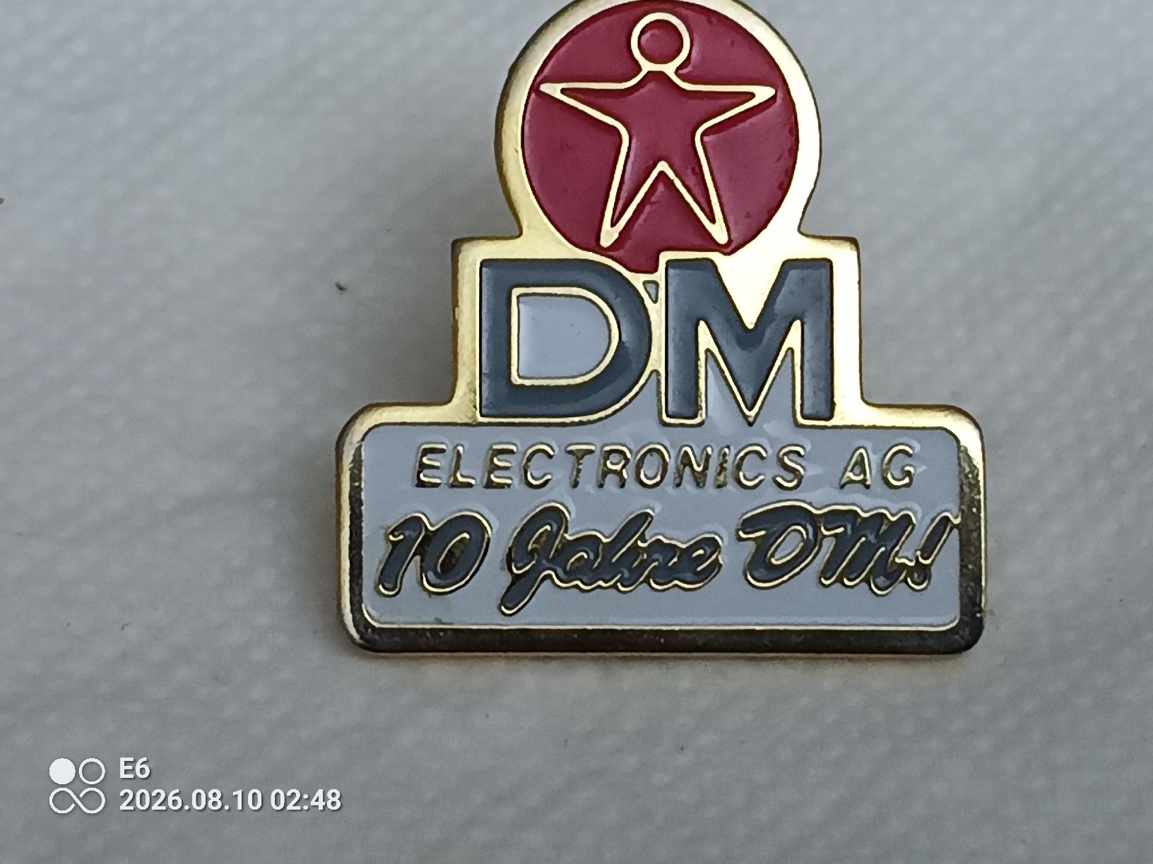 Placchette & Badge: Pin DM – Nuovo (secondo la descrizione) da Zürich venduto da Mitzi6
