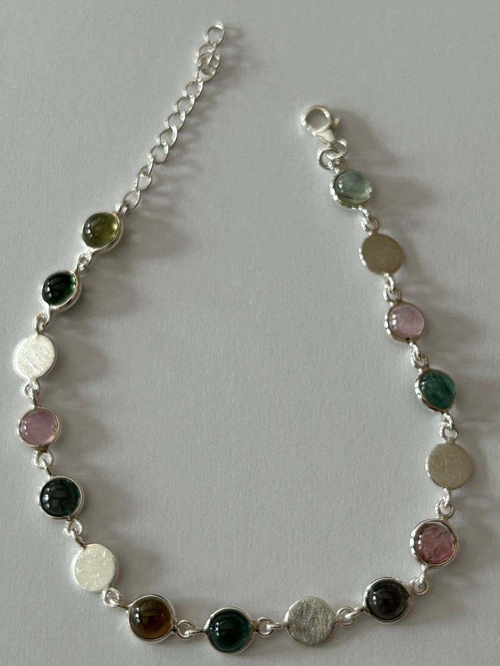 Bracciali & Braccialetti: Armband aus Sterling Silber, Turmalin gemischt – Nuovo e nell'imballaggio originale da Innertkirchen venduto da Glatthard-Interior