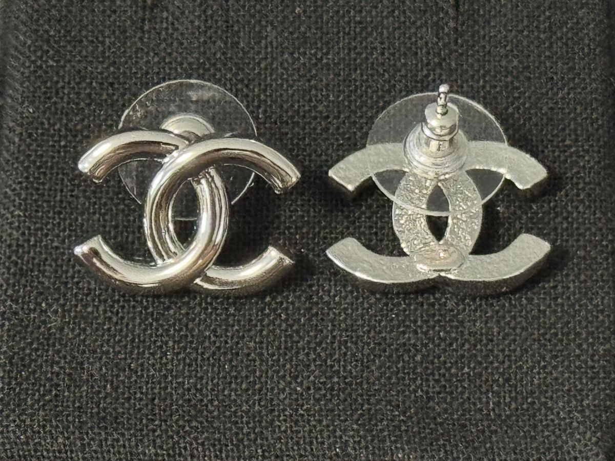 Ohrringe & -stecker: Chanel Ohrstecker – Neu und originalverpackt aus Wattwil von SchweizIT 2
