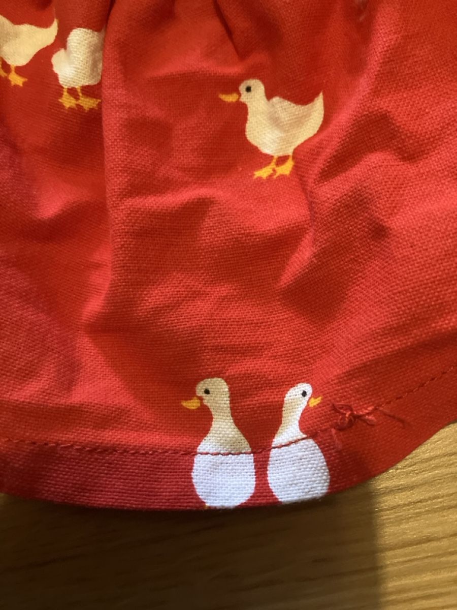 Bambole: Red Dolls Skirt with Ducklings Print – Usato da Zürich venduto da papperlapapp1 1