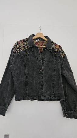 Jeansjacke schwarz mit Blumenmuster Stickerei Vintage