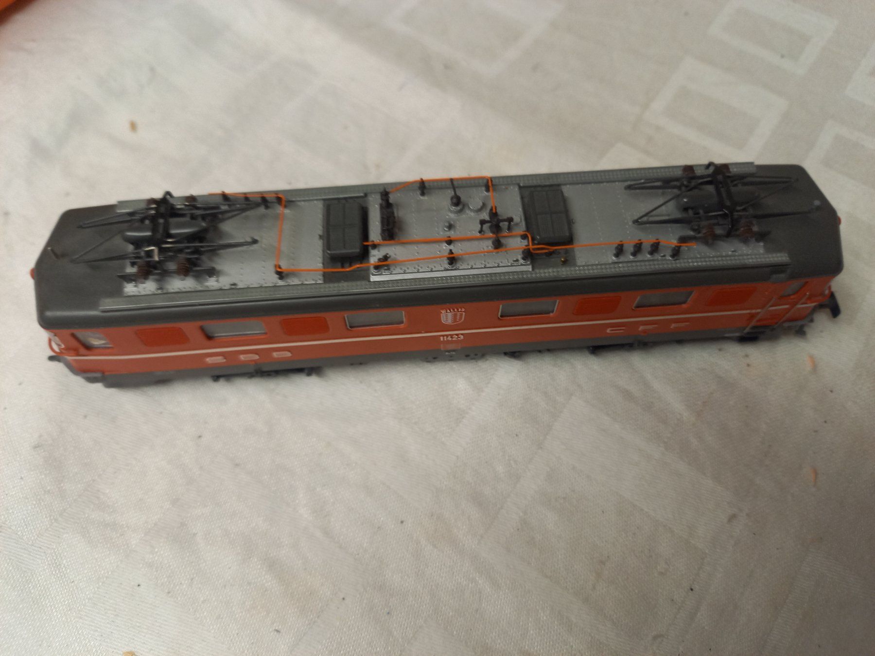 Roco Modelleisenbahnen: Rocco Ae 6/6 rot  Kantonswappen   Valais – Gebraucht aus Buochs von Bronsen46 3