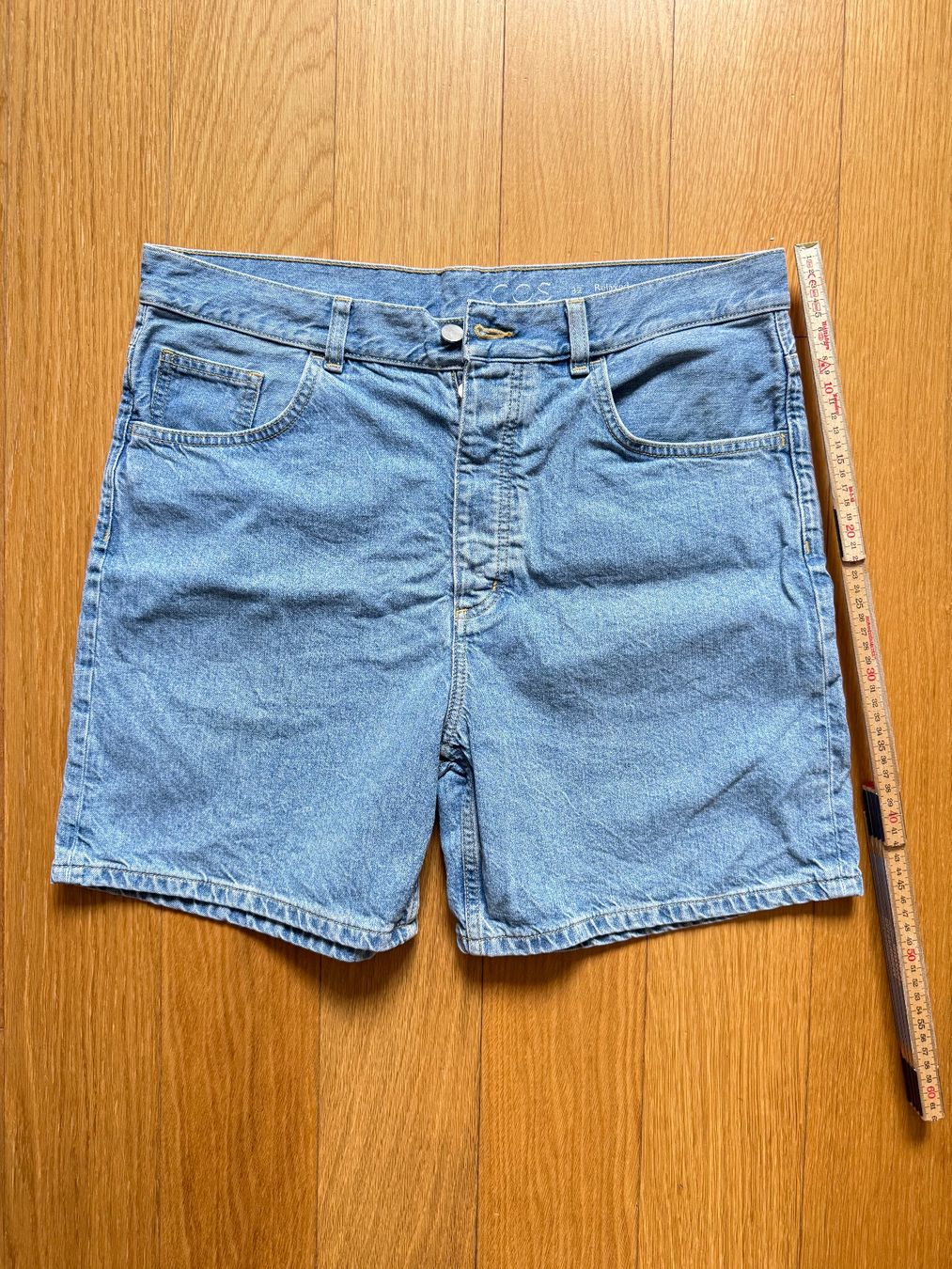 Jeans: COS Shorts Jeans / Denim 32 Relaxed hellblau – D'occasion à Bern par samuelmeier94