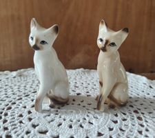 Zwei Siamkatzenfiguren aus Porzellan 