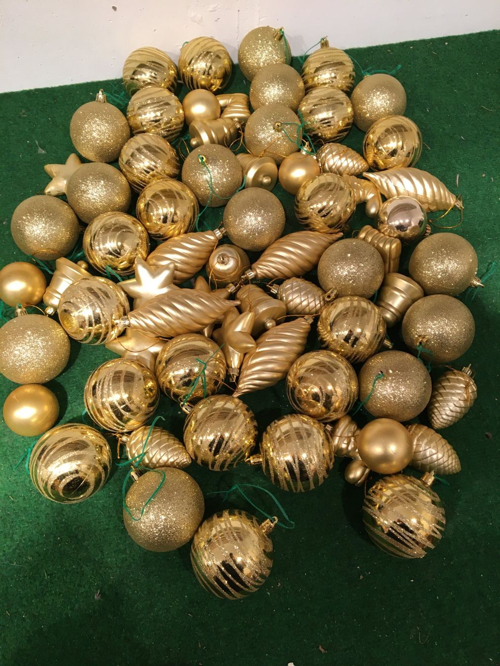 Tutte le decorazioni: Weihnachtskugeln  goldfarben diverse Formen gebraucht – Usato da Binz venduto da Dsc1