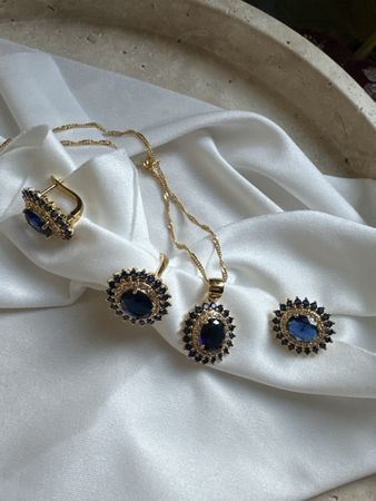 Ensemble de bijoux vintage dorés et pierre bleue foncé