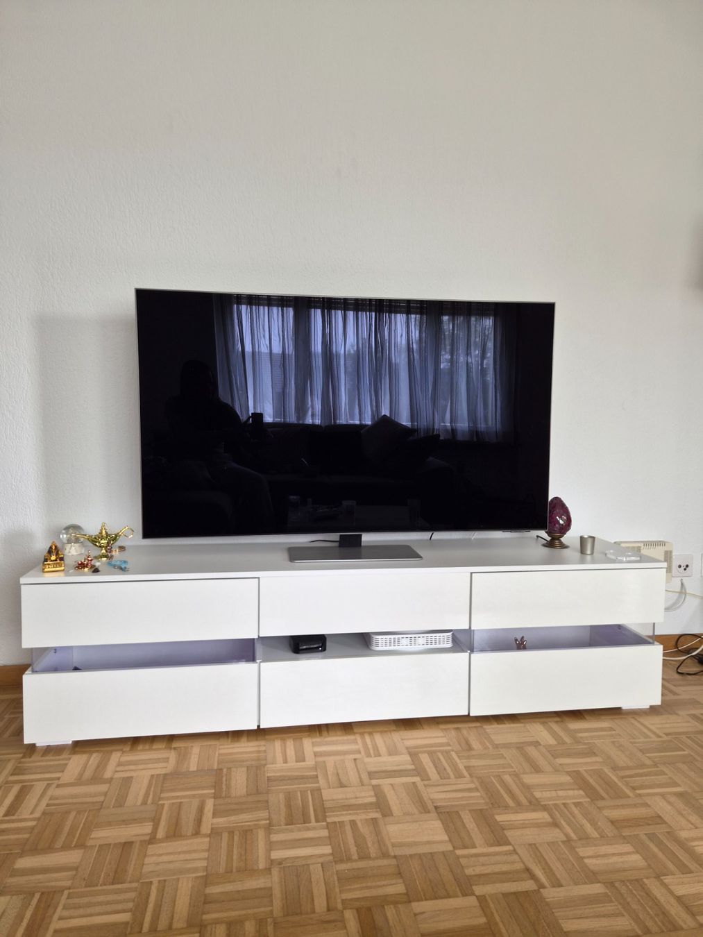 Gonser Mobili TV: Weisses Sideboard mit LED-Beleuchtung, top Zustand – Usato da Flawil venduto da Daniela.elisa