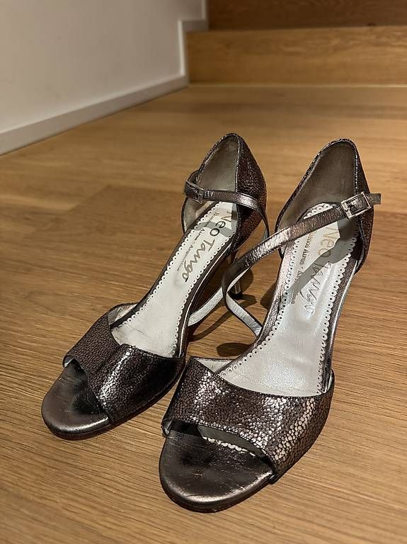 Chaussures femmes: Tango Schuhe Grösse 7 – D'occasion à Birmensdorf ZH par FiKaVa