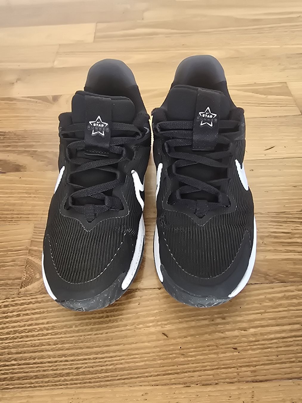Nike Scarpe per ragazzi: Nike Turnschuhe 32, neuwertig – Usato da Zürich venduto da Henrimatisse