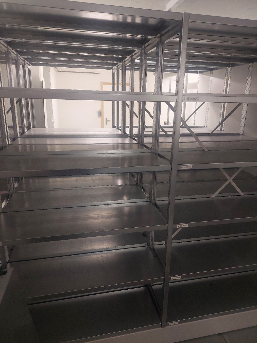 Scaffali: Scaffalatura in metallo, robusta – Usato da Safenwil venduto da Leo.87. 2