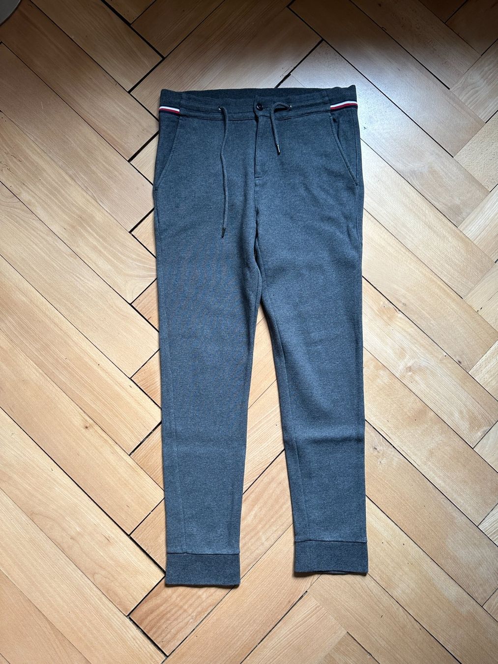 Tommy Hilfiger Pantaloni: TOMMY HILFIGER - Hose dunkelgrau M – Usato da Zürich venduto da Diazaio