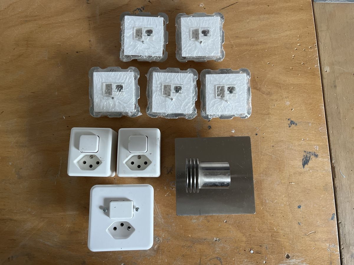 Fiches d'alim.: Steckdosen, Schalter, elektromaterial, lampe, stromer, hager – D'occasion à Trimstein par Easyp