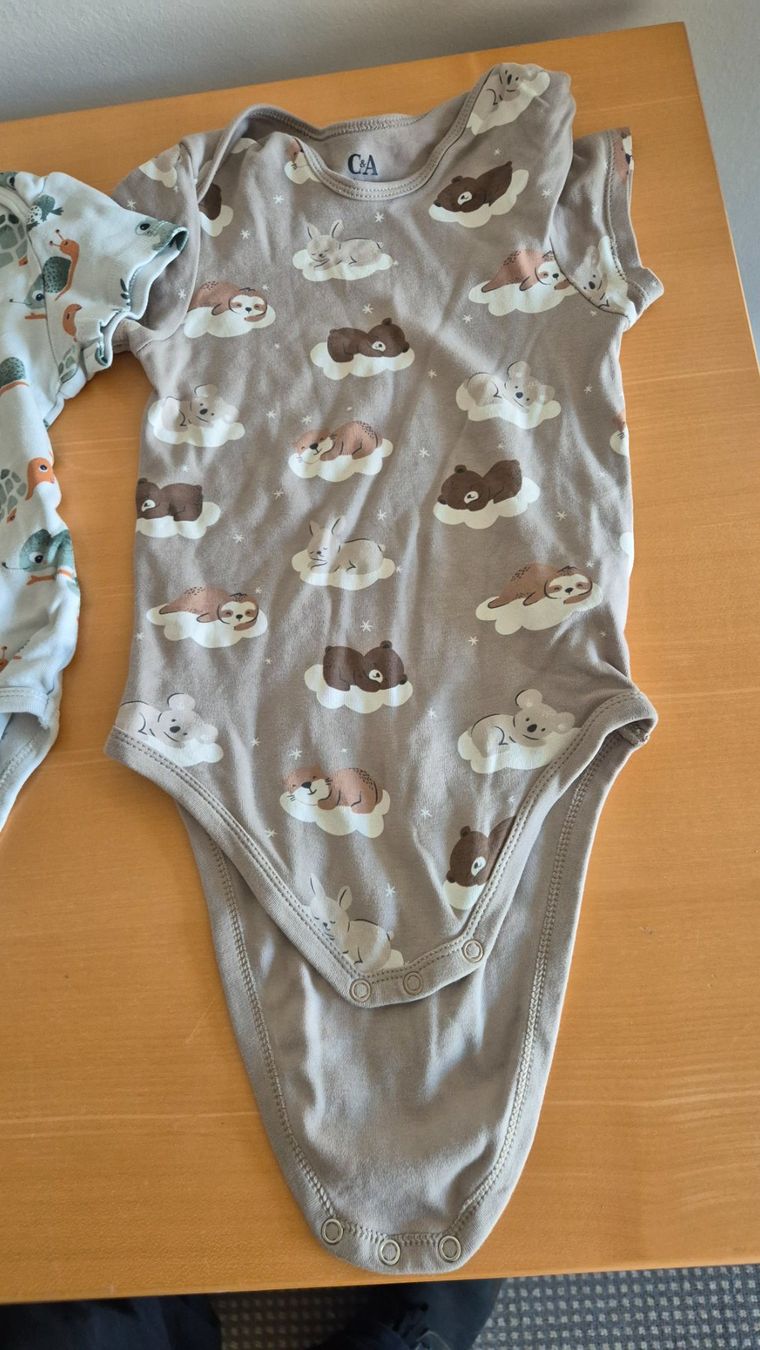 Lotti di vestiti: 5 bodys m. courtes C&A et SMILE, taille 98 – Usato da Goumoens-la-Ville venduto da cfaIII 3