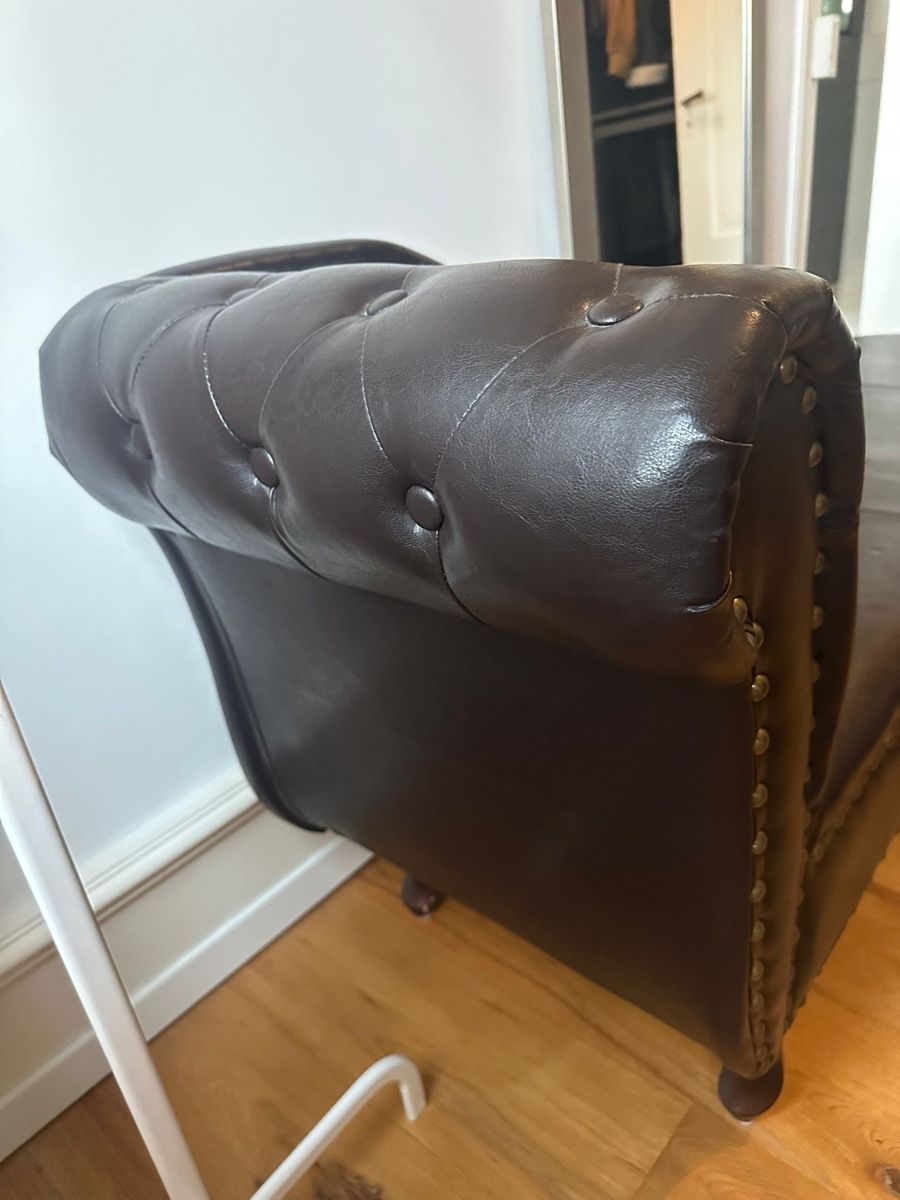 Sofas: Chesterfield Sofa - Kunstleder 3-Sitzer gebraucht – Gebraucht aus St. Gallen von cha_gk52 3