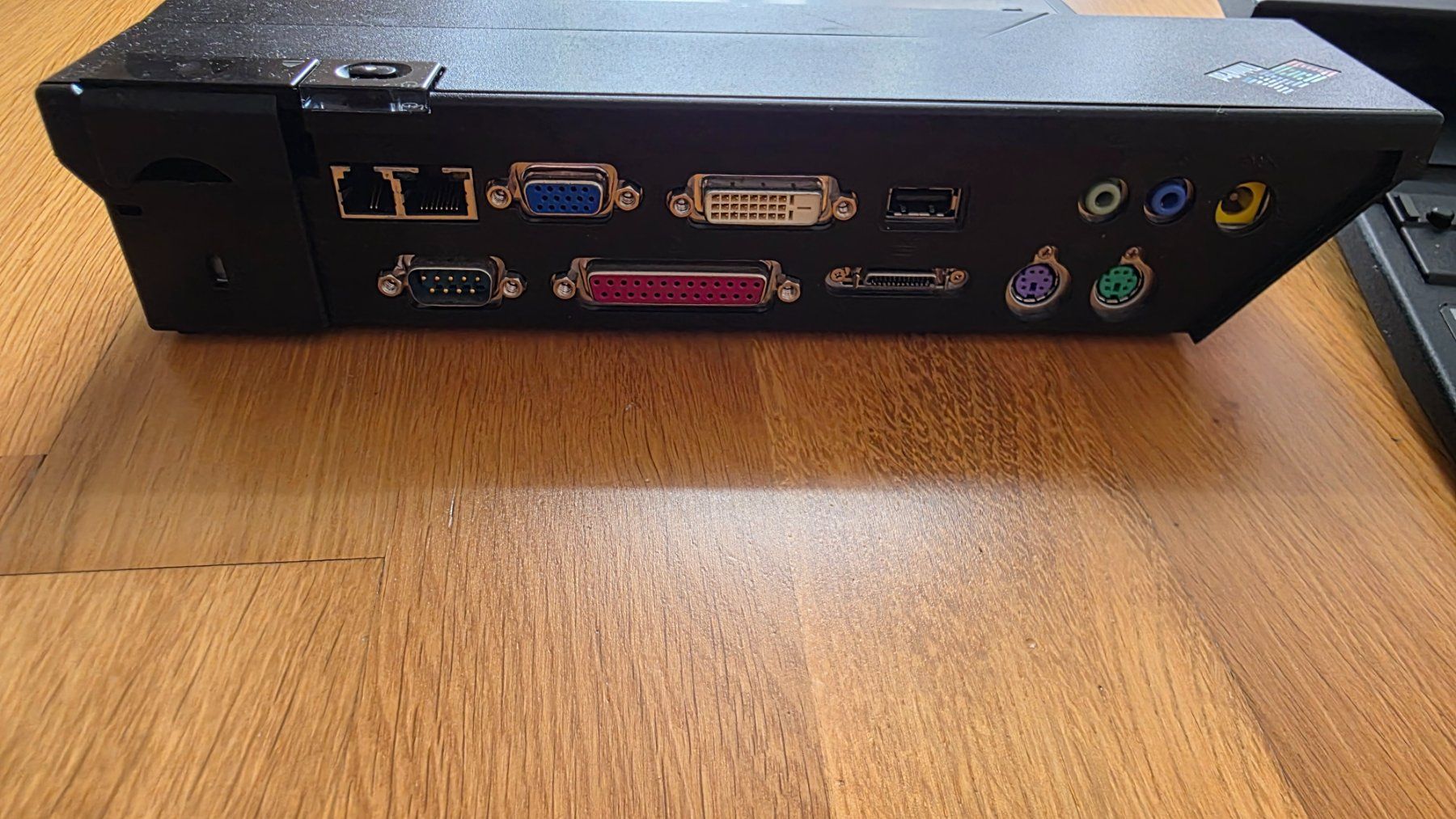 IBM Docking station: 2x IBM Dockingstation – Difettoso da Zürich venduto da Lemon007 1