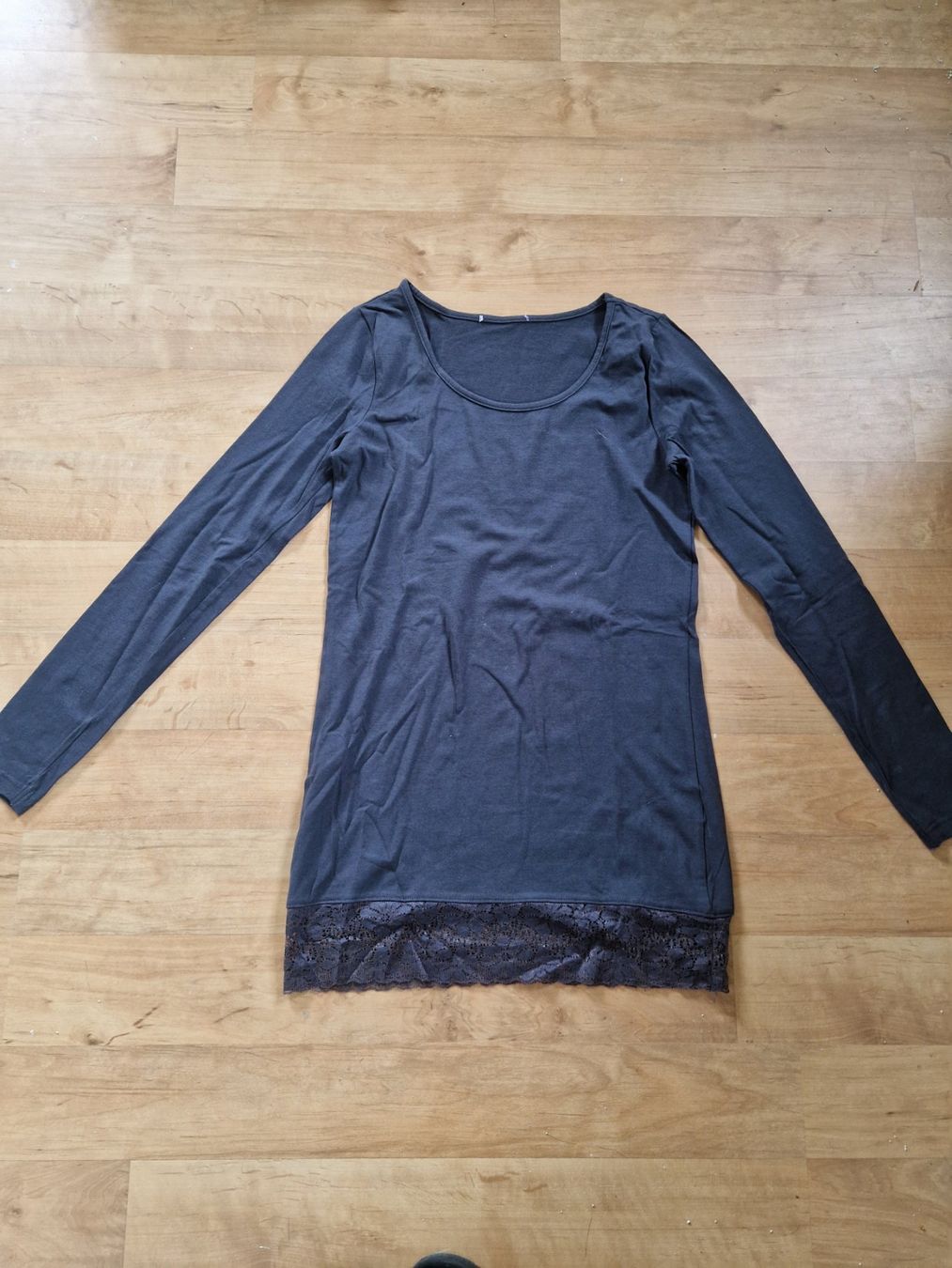 T-Shirts: Schwarzes Langarmshirt mit Spitze, Gr 36 – Gebraucht aus Weggis von Oswadan