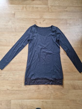 Schwarzes Langarmshirt mit Spitze, Gr 36