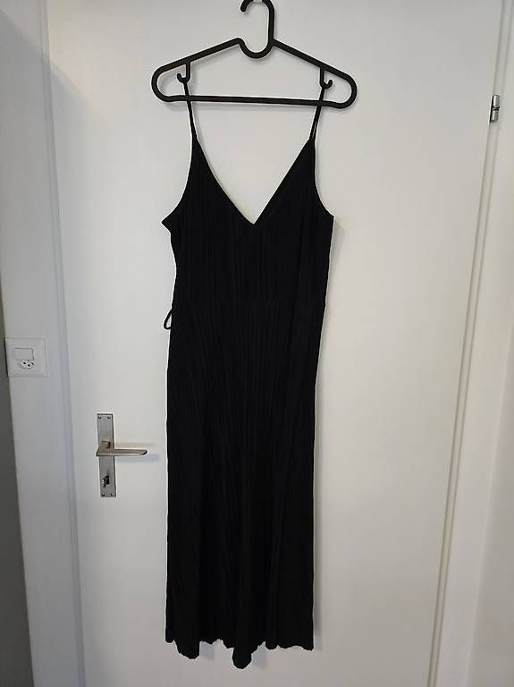 Vestiti: Schwarzes plissiertes Midikleid, Gr. M – Usato da Chur venduto da jon_hd6n 1