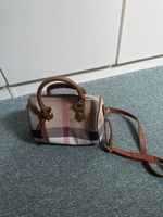 Karierte Tasche mit langem Henkel