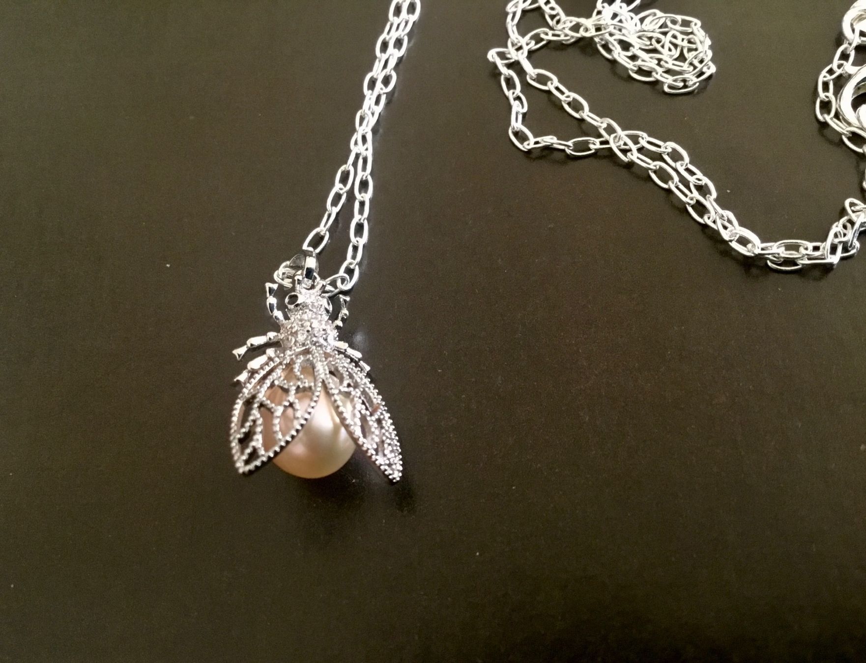 Catenine: Eleganter Anhänger „Fliege“ mit Naturperle. Neu. – Nuovo e nell'imballaggio originale da Geroldswil venduto da Lilleke 9