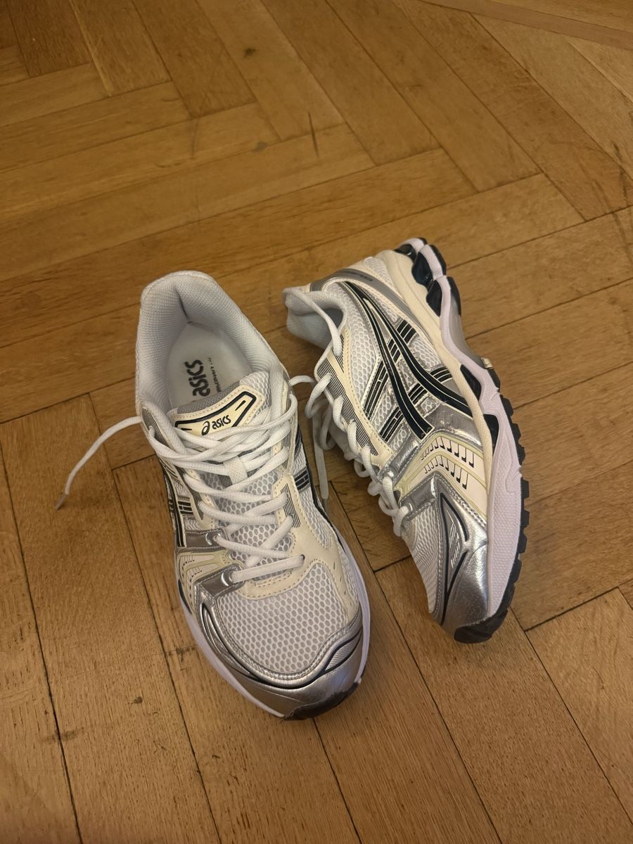Asics Chaussures hommes: ASICS GEL KAYANO 14 44.5 – D'occasion à Zürich par zoh_26cj
