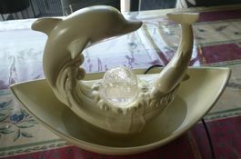Fontaine d'intérieur avec dauphins et boule