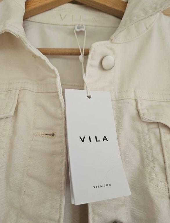 Giacche: Weisse Jeansjacke der Marke Vila – Usato da Adliswil venduto da Vannili 1