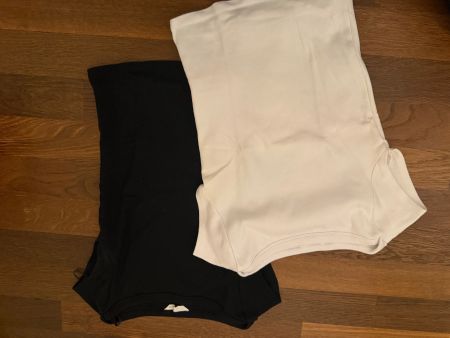 2 Zara T-Shirts schwarz weiss Grösse M kaum gebraucht